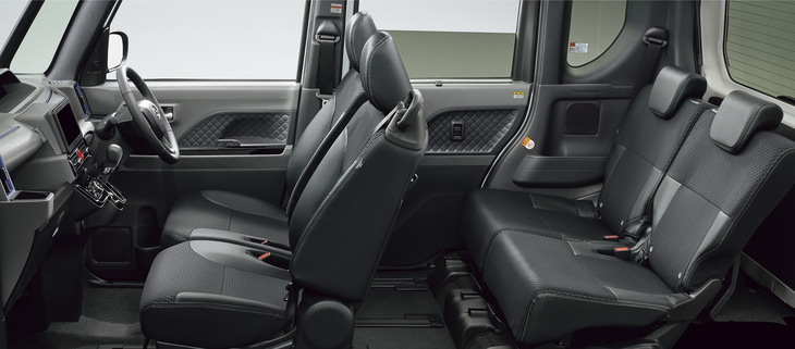 「タントカスタムRS」の前後シート。