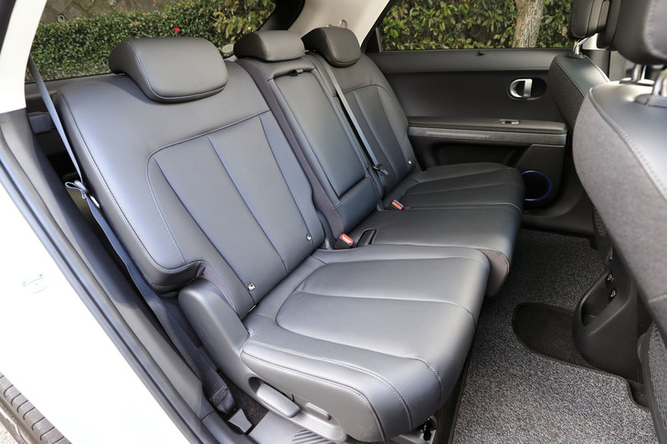 前席と同様に、後席にも電動スライド機能を内蔵。フロアカーペットやマット、ヘッドライニングなどは、サトウキビを原料とした糸からつくられている。