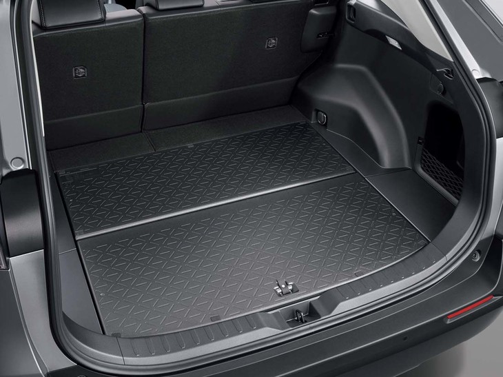 荷室の容量は、5人乗車時（フロアを下段にした状態）で580リッター。フロアボードは汚れ物に対応できるようリバーシブルになっている。