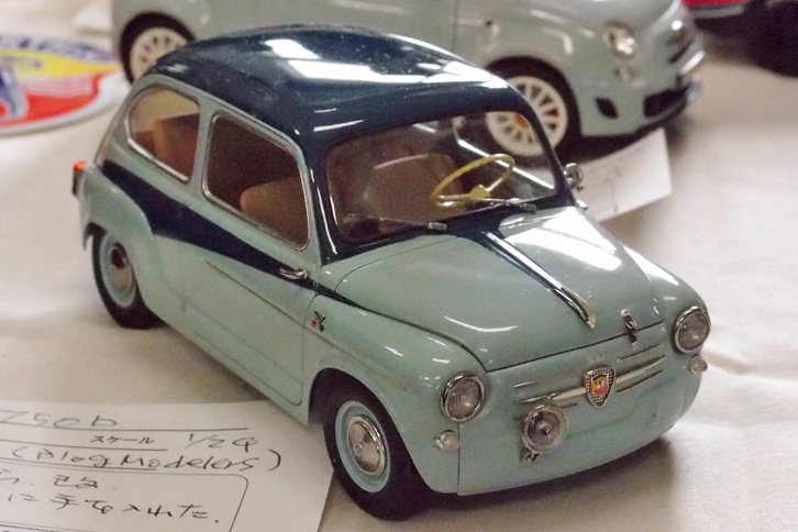 「フィアット600」をチューンした「フィアット・アバルト750」。マニアックなキットがあるんだなあと思いきや、グンゼ製1/24「フィアット500D」をベースに改造したものという。セイチェント（600）とチンクエチェント（500）は、パッと見は似ているものの、実際はけっこう違うので、作業は大変だったはず。