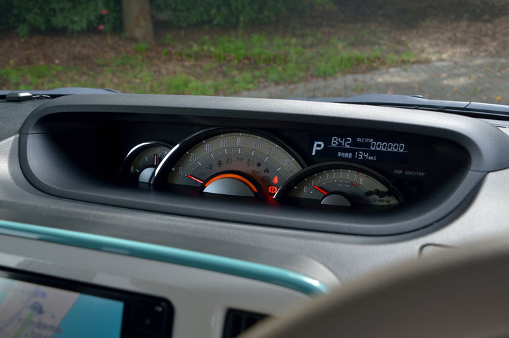 前席からの見晴らしのよさを意識したという、天地に薄いセンターメーター。上級グレードでは、3眼タイプのデザインが採用されている。より下位のグレードは1眼式。