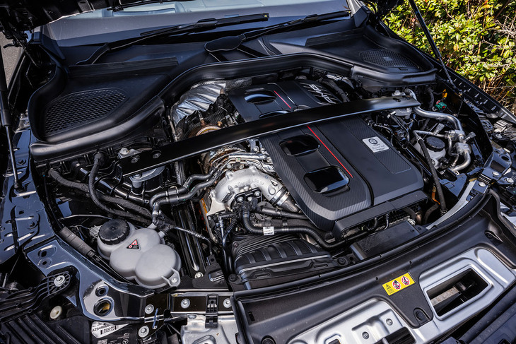 2リッター4気筒ターボエンジンとリアアクスルを直接駆動する電気モーター、容量6.1kWhの駆動用リチウムイオンバッテリーなどで構成されたハイブリッドパワートレインを搭載。680PSのシステム最高出力を誇る。