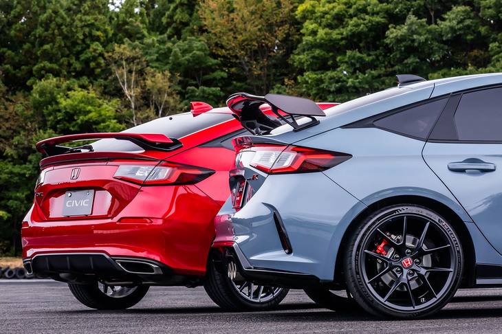 右がホンダアクセスの「テールゲートスポイラー」を装着した「シビック タイプR」、左は「シビック」の純正アクセサリー装着車。車両をならべて比較すると、標準モデルにラインナップするスポイラーとの形状や翼板の高さのちがいがはっきりと確認できる。