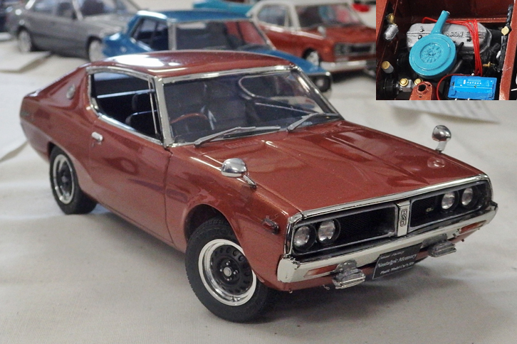 4台目はモデラー氏の愛車（1/1）という「日産スカイライン ハードトップ1600スポーティGL」。通称ケンメリのショートノーズこと直4エンジン搭載車である。ベースはLSの古い1/24「ハードトップ2000GT」で、ショートノーズ化してボンネットやドアをフル開閉とし、エンジンルームにはスクラッチした直4 SOHCクロスフローのG16型エンジンもおさめた。