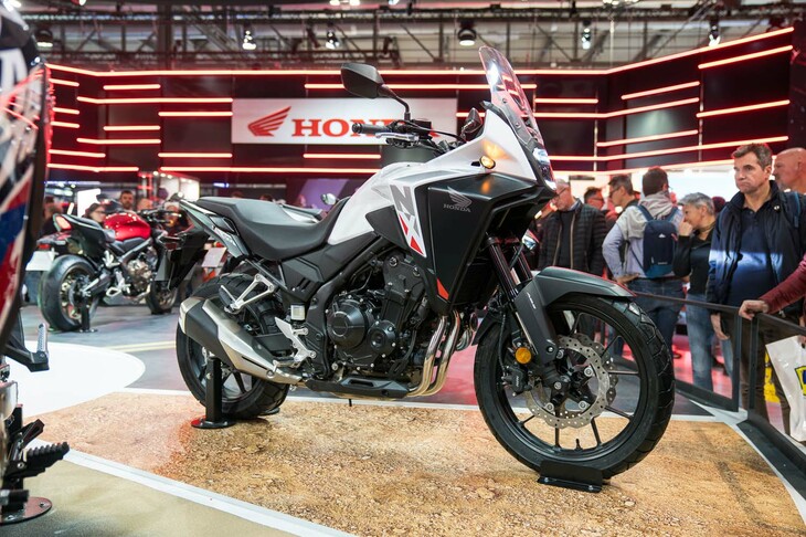 ホンダは、欧州で人気の500ccクラスに「NX500」を追加した。そもそも人気が高かったアドベンチャーモデル「CB500X」をベースとしており、2022年のEICMAで発表されたアドベンチャーモデル「トランザルプ」的な外装が与えられている。