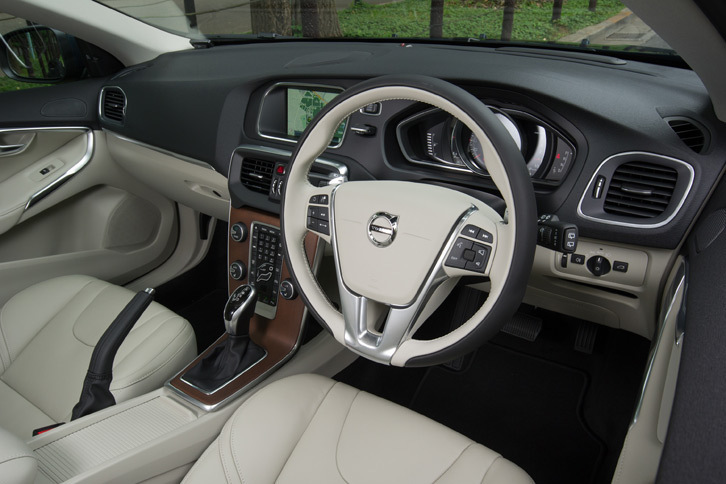 単眼メーターや「フローティングセンタースタック」と呼ばれるセンタークラスターの意匠が特徴的な「V40」のインテリア。インストゥルメントパネルまわりの設計については、従来モデルから大きな変更はない。