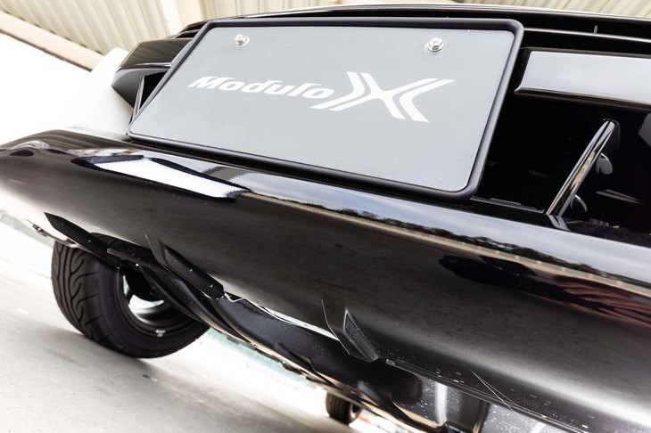 フロントバンパーの下面には、車体フロア下の空気の流速を上げるための「エアロガイドフィン」が装着されている。