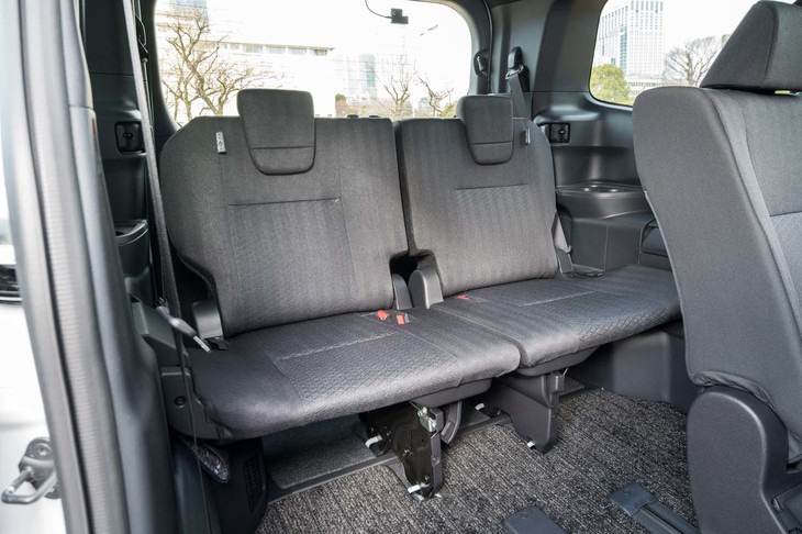 3列目シートは3人掛け。先代モデルよりも薄型化されているのが特徴だ。中央用のヘッドレストは荷室スペースに収納されている。