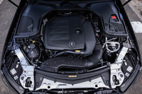 「E300クーペ スポーツ」に搭載される2リッター直4ターボエンジン。最高出力258PS/5800-6100rpm、最大トルク370N・m/1800-4000rpmを発生する。