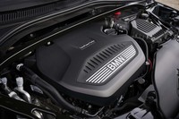 ターボで過給される「220dグランクーペ」のクリーンディーゼルエンジン。燃費は欧州複合モード値で最高4.2リッター/100km（約23.8km/リッター）と公表される。