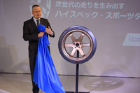 ペリニオ氏によってアンベールされた「ミシュラン・パイロットスポーツ4 S」。