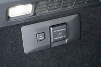 荷室の側面にはAC100V・1500Wのコンセントが備わっている。