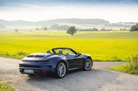 新型「911カブリオレ」がルーフの開閉に要する時間はそれぞれわずか12秒ほど。50km/h以下であれば走行中でも操作を受け付ける。