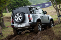 深い泥濘でタイヤがグリップを失うなど、長雨によってオフロードコースの難易度は格段に増していたが、それだけに「ディフェンダー」の実力を実感することができた。