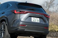 横一文字のリアコンビランプが特徴的なリアビュー。リアからはL字のバッジがなくなり、文字間を開けた「LEXUS」ロゴがあしらわれる。