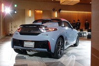 リアエンドにはブラックのアクティブスポイラー（ガー二―フラップ付き）が備わる。