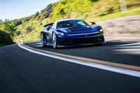 パワートレインをはじめとするEVとしての主要メカニズムは、クロアチアのリマック社が供給する。システムトータル最高出力は1903PS、同最大トルクは2340N・m。約358km/hのトップスピードを誇る。