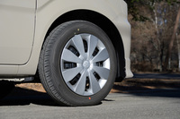 足元は14インチのスチールホイールにキャップの組み合わせだ。