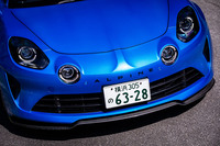 カーボン製のフロントスプリッターに加え、エクステンデッドアンダーパネルも標準で装備。最大ダウンフォース量はフロントで60kg、リアで81kg増加している。LEDヘッドランプにブラックインサートが施されるのは、ベースとなった「A110 S」譲り。