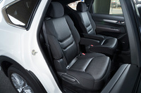 2列目のキャプテンシート。最上級グレード「XD Lパッケージ」以外のモデルでは、3人掛けのベンチシートも選択できる。