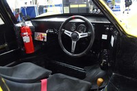 戦うマシンならではのスパルタンなコックピット。メーターパネル中央に最も大きなメーターとしてエンジン回転計が配置されている。