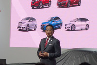 プレゼンテーションを行った、本田技研工業の八郷隆弘代表取締役社長。「今後も、二輪、四輪ともにホンダの強みであるグローバルモデルのラインナップを強化していく」と語った。