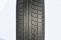 さまざまな技術が取り入れられた「アイスガードiG60」のトレッドパターン。イン側（写真左）を氷上性能に配慮したデザイン、アウト側（同右）を雪上性能に配慮したデザインとする、左右非対称のパターンが用いられている。