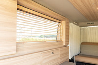 ブラインドとカーテン、ロールスクリーンはセットで26万9500円のオプション。運転中でもミシリとも音を立てないのはさすが。