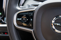 ステアリングアシスト付きの自動緊急ブレーキや衝突回避支援システム、アダプティブクルーズコントロールを全車に標準で搭載するなど、充実した運転支援システムも新型「S60」の特徴だ。