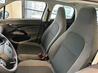 「T03」の前席まわり。オートエアコンやパワーサンシェード付きのパノラミックサンルーフも標準で装備される。