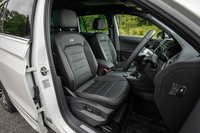 テスト車にはオプションのレザーシートが装着されていた。バックレストには「R」のロゴが備わる。