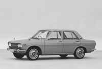 1967年「ブルーバード1300デラックス」（510）。前マクファーソンストラット、後ろセミトレーリングアームの4輪独立懸架にSOHCエンジンなど、量産小型車としては世界的に見ても進歩的かつ高級なメカニズムを採用していた。