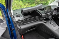 助手席の前方には車検証ケースがすっぽりと収まるふた付き収納がある。この角度から見るとセンタースクリーン後ろの収納スペースも確認できる。