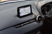 ダッシュボード中央には7インチのディスプレイがレイアウトされる。カーナビを含むインフォテインメントシステムの操作は、シフトレバー手前のスイッチ類で行う。