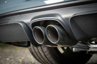 ブラックで仕上げられたセンター2本出しのスポーツテールパイプ。「718ボクスターGTS」のエキゾーストシステムにはフラップコントロールが装備されており、状況に応じてスポーティーなサウンドを楽しむことができる。