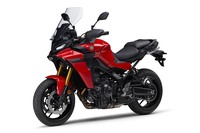 車体色は写真のレッドのほか、シルバーとマットグリーニッシュグレーが選べる。