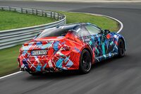 短いホイールベースと275幅のフロントタイヤの組み合わせで、クルマの挙動はシャープそのものだ。