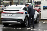 駐車場には出力90kWhの急速充電器を設置。これも太陽光発電や「CO2フリー電力」によって稼働している。