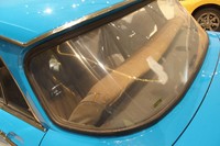 樹脂製のリアウィンドウはゴムのシール部分とともに劣化が進んでいた。どのように再生されるのか、期待が高まる。