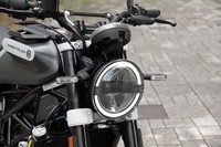 ヘッドランプはLED式。伝統的な“丸目”を思わせるデザインが採用されている。