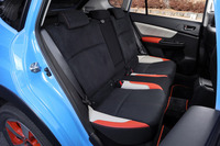 フロント同様、リアシートまわりにもオレンジとホワイトのアクセントが施されている。