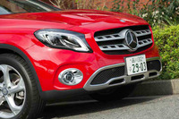 マイナーチェンジで最も変更を受けたのはフロントマスク。メルセデスの他のSUVと共通するツインルーバー式のパンチドグリルや、アンダーガードが装着された。