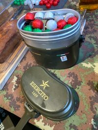 かつて本当に使用されていた飯ごうをアップサイクルした容器。中にはチョコレートやチョコレートリキュールが入っている。