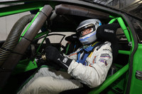 「BMW ALPINA B6 GT3 Red Bull」のコックピットにおさまるボーフェンジーペン社長。