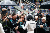 過去2年のブラジルGPウィナー、ロズベルグは、ハミルトンに次ぐ2位でゴール。何が起きてもおかしくない雨のレースで、タイトル獲得に必要かつ十分なポジションでゴールできたのだから及第点に値する。しかしフェルスタッペンに抜かれたり、ハーフスピンを喫したりと、途中ヒヤッとする場面もあった。2週間後の最終戦アブダビGPで初のタイトル獲得に挑戦する。（Photo=Mercedes）