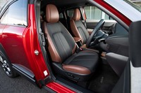 「ハイエストセット」のシート表皮はブラックのクロス×ブラウンの合皮の「インダストリアルブラック」（写真）、またはグレーのクロス×ホワイトの合皮の「モダンコンフィデンス」からチョイスできる。