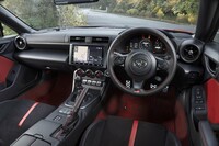 ブラック×レッドのインテリアカラーは「RZ」専用。シートだけでなくドアトリムなどにもスエード調素材が使われる。