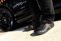 「ネグローニ・ラピッド」を試着して「バイパー」と記念撮影。こんなドライビングシューズを履いて、取材に出掛けみたいものである。