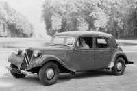 1934年登場の「トラクシオン アヴァン」。低床のモノコックボディーにFFの駆動方式を組み合わせた、画期的なモデルだった。