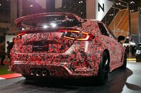 大きなリアウイングが目を引く、新型「シビック タイプR」のリアまわり。エンジンは4気筒だが、リアには3本のエキゾーストパイプが並ぶ。